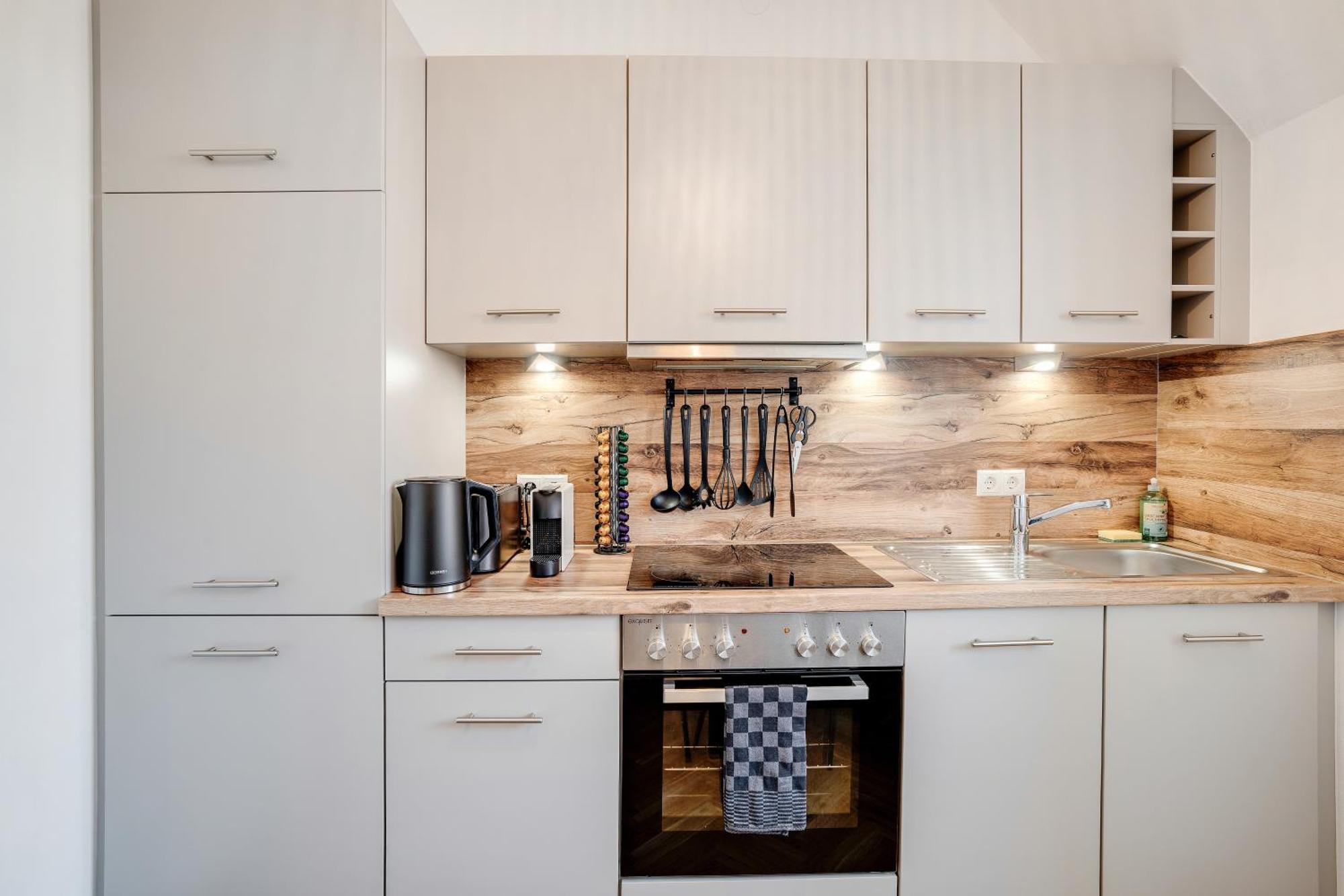 Boho Design Studio - Historic City Center With Free Parking & Aircon By Hero Homes Graz Esterno foto